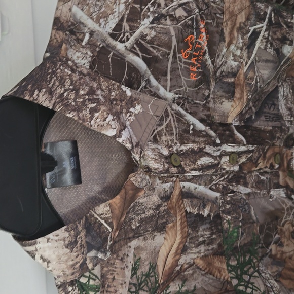 Realtree Fishing camouflage long sleeve shirt - Picture 4 of 10